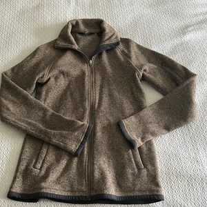 Eastern Mountain sports polyester zip up ! Light weight / perfect for spring